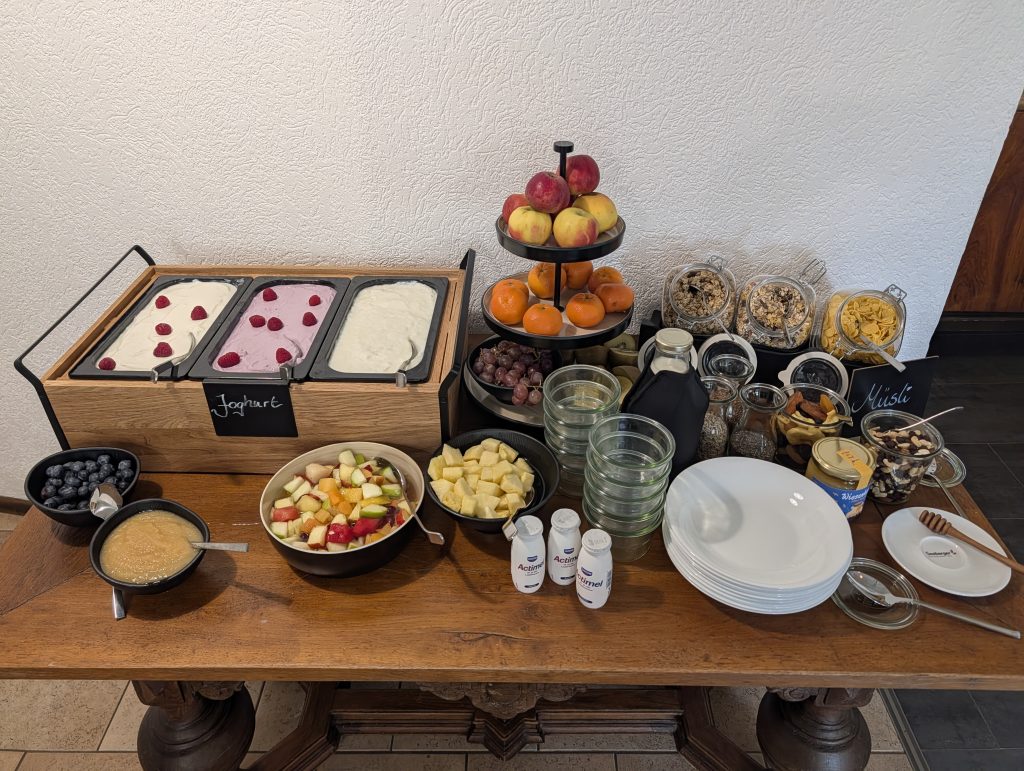 Frühstücksbuffet mit Joghurt, Müsli, Obst und Etagere