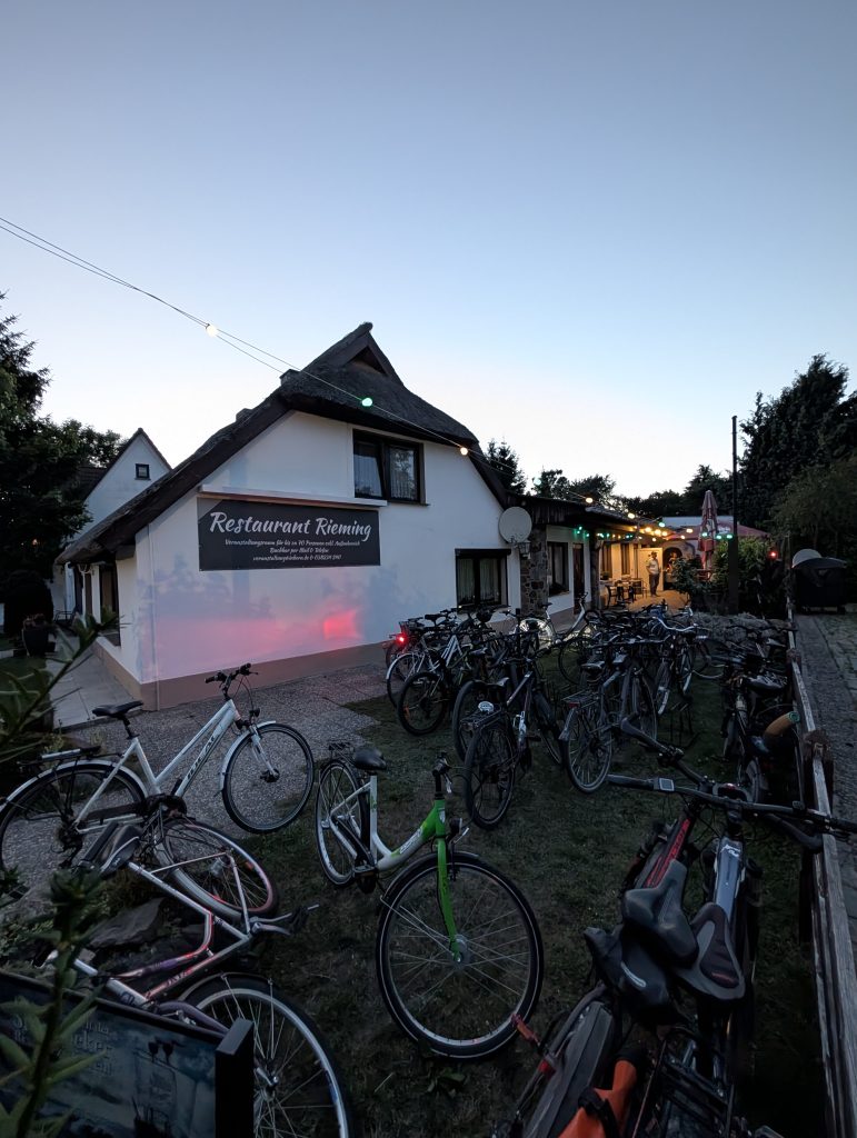 Fahrräder vor dem Haus in der Dämmerung