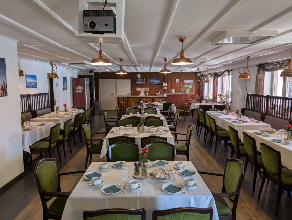 Kaffeetafel im Saal mit Blick zur Bar